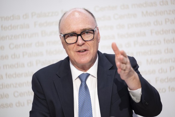 Bundesrat Martin Pfister, spricht an einer Medienkonferenz ueber die Staerkung der Sicherheit und Verteidigung der Schweiz, am Mittwoch, 28. Januar 2026, im Medienzentrum Bundeshaus in Bern. (KEYSTONE ...