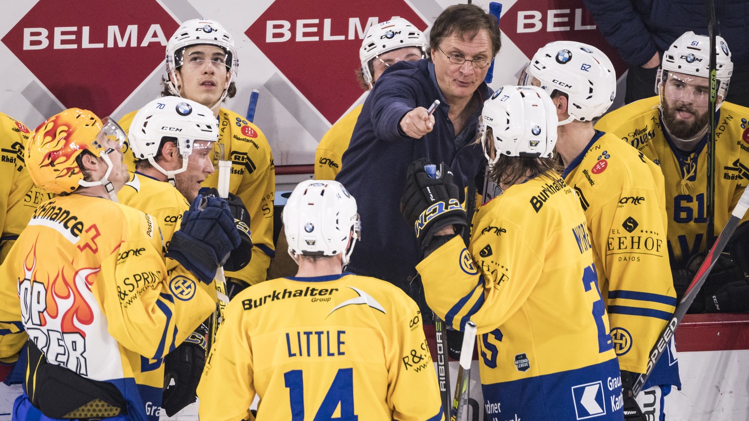 Davos Cheftrainer Arno Del Curto, Mitte, instruiert seine Spieler in einem Time-Out kurz vor Schluss des fuenften Eishockey Playoff-Viertelfinalspiels der National League zwischen dem HC Biel und dem  ...