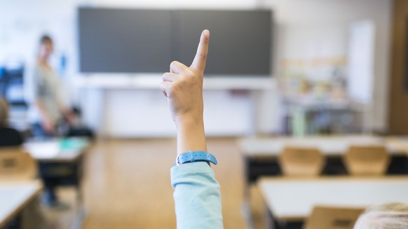 ZUM THEMA PRIMARSCHULUNTERRICHT STELLEN WIR IHNEN FOLGENDES NEUES BILDMATERIAL ZUR VERFUEGUNG --- A third grader raises her hand during English class at Feld school in Suhr, Switzerland, on September  ...