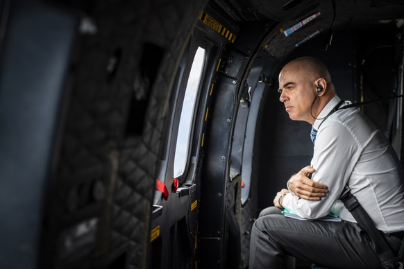 Bundesrat Alain Berset blickt aus einem Super Puma Helikopter der Schweizer Armee auf dem Flug von Bern-Belp ins Graubuenden, unterwegs zu einem Besuch im Kanton Graubuenden am Montag, 20. April 2020. ...