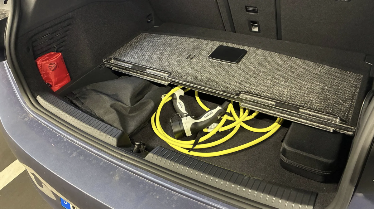 Kofferraum: Unter dem optional erhältlichen, verstellbaren Ladeboden ist Platz für das Ladekabel.