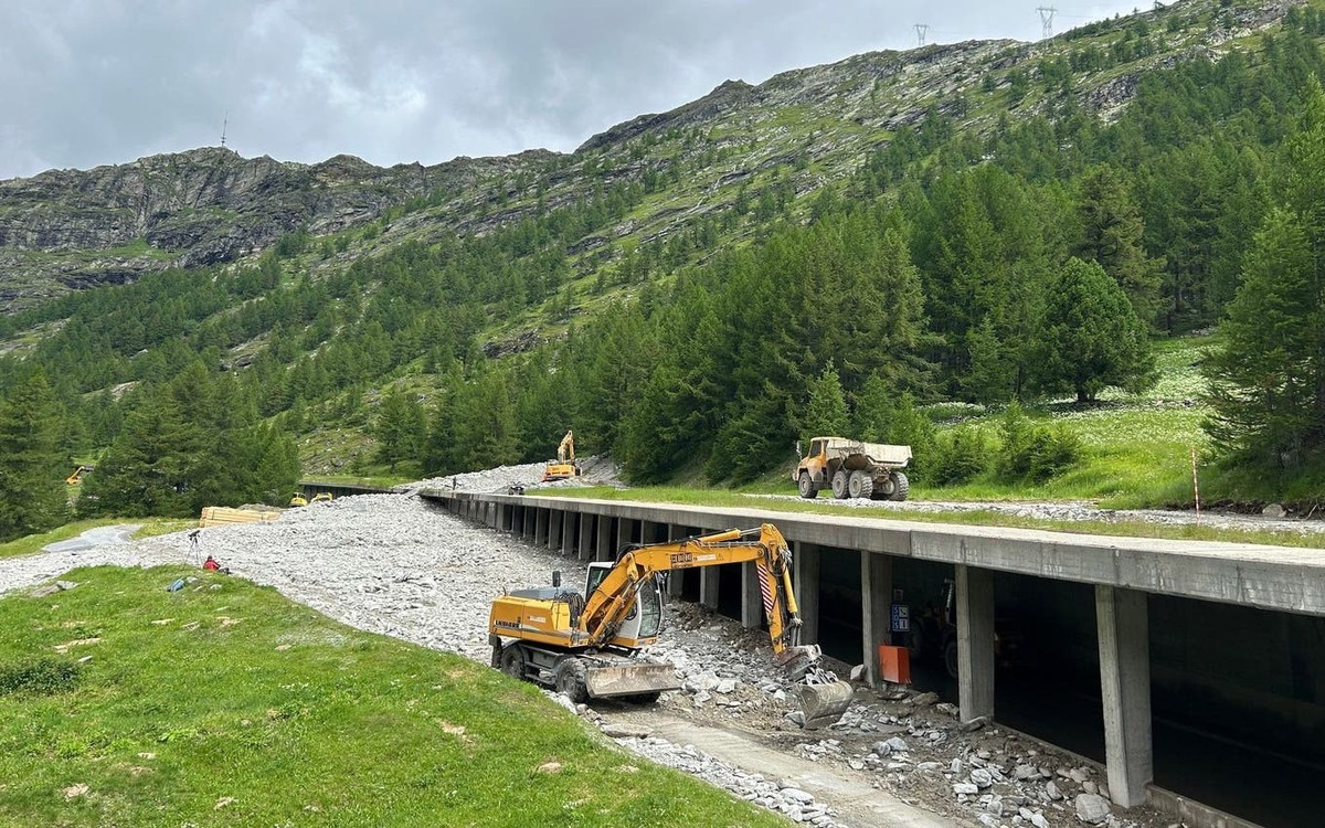 Des débris coulent près de la Galerie Engi sur la route du Col du Simplon.