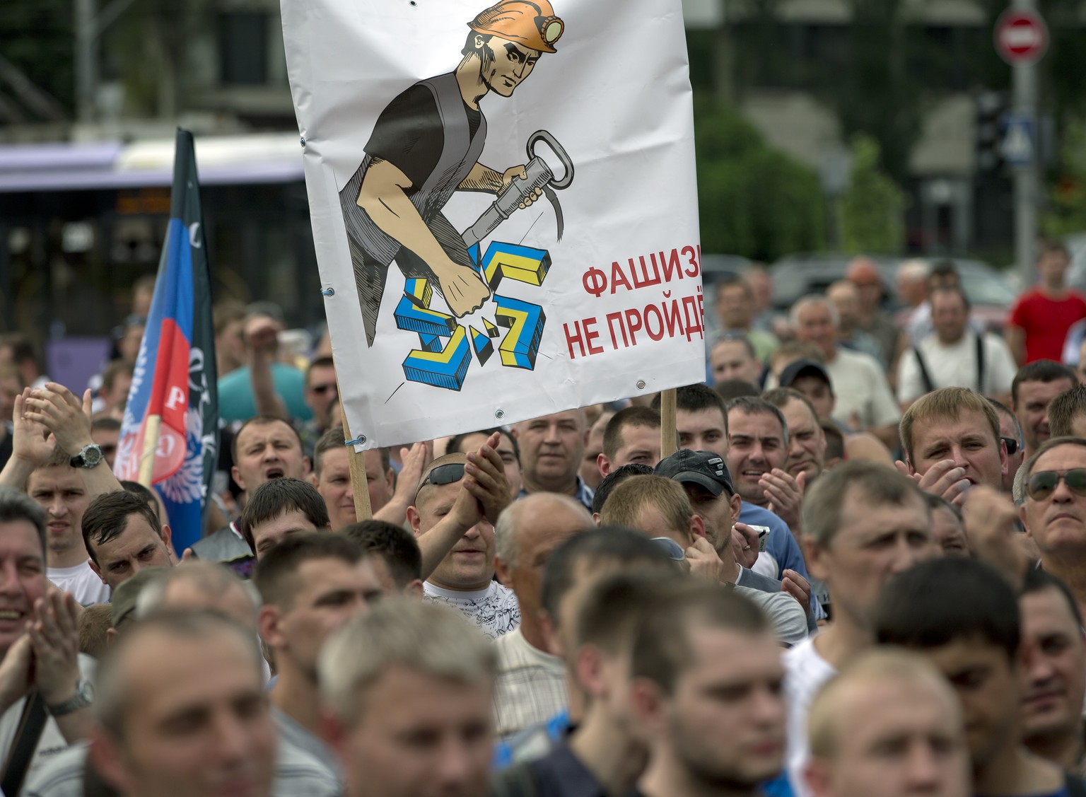 Im Stadtzentrum von Donezk demonstrierten am Mittwoch tausende, darunter Bergleute, gegen den Militäreinsatz der ukrainischen Armee.