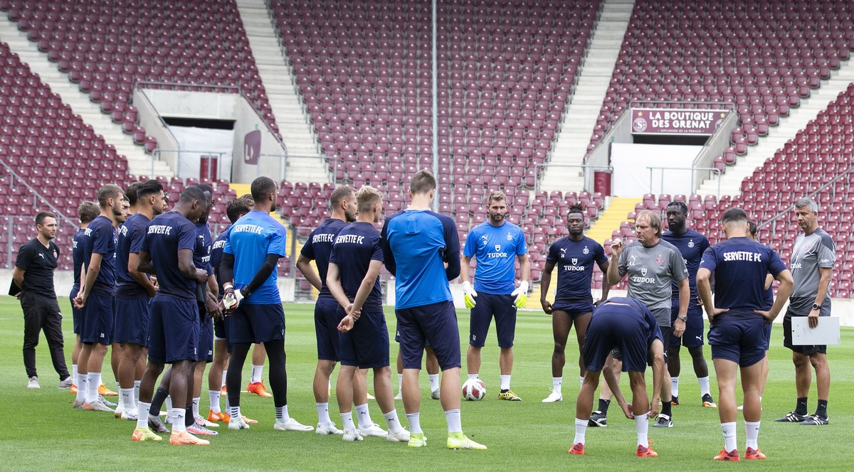 epa08627134 Alain Geiger (C), head coach of Servette FC, talks to players during a training session of Servette team on the eve of the UEFA Europa League first round qualifying soccer match against Sl ...