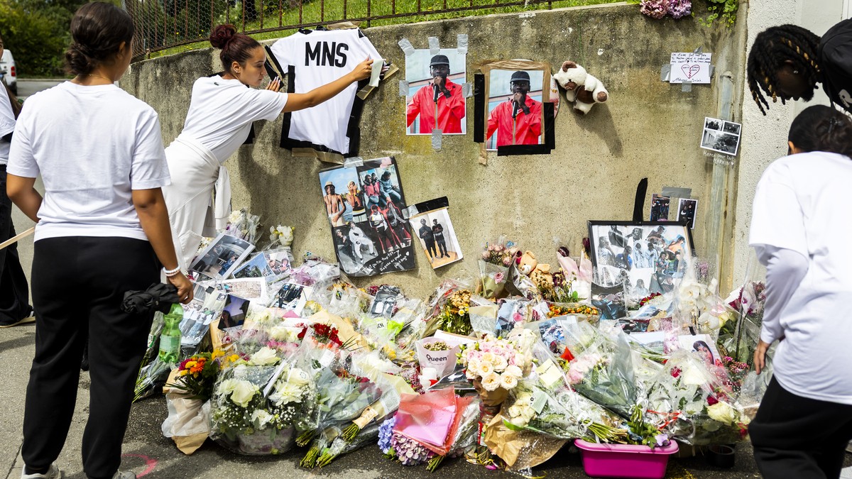 Des personnes se recueillent sur le lieu du drame lors d'une marche blanche en hommage a Marvin, decede dimanche dernier alors qu'il fuyait la police en scooter, ce samedi 30 aout 2025 a Lau ...