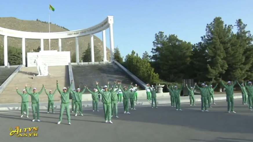 Turkmenistans Machthaber Gurbanguly Berdymuchammedow fährt Velo.