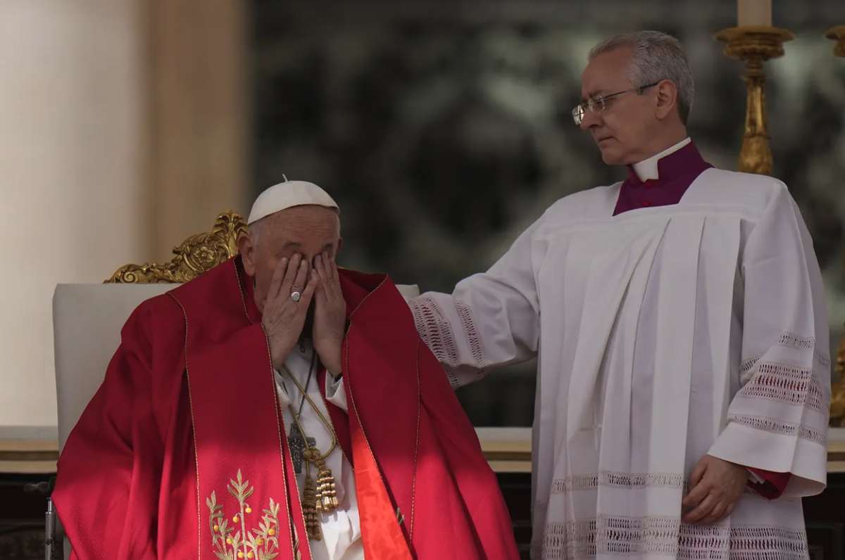 Avant même la messe du dimanche des Rameaux, le 24 mars, le pape François semblait épuisé.