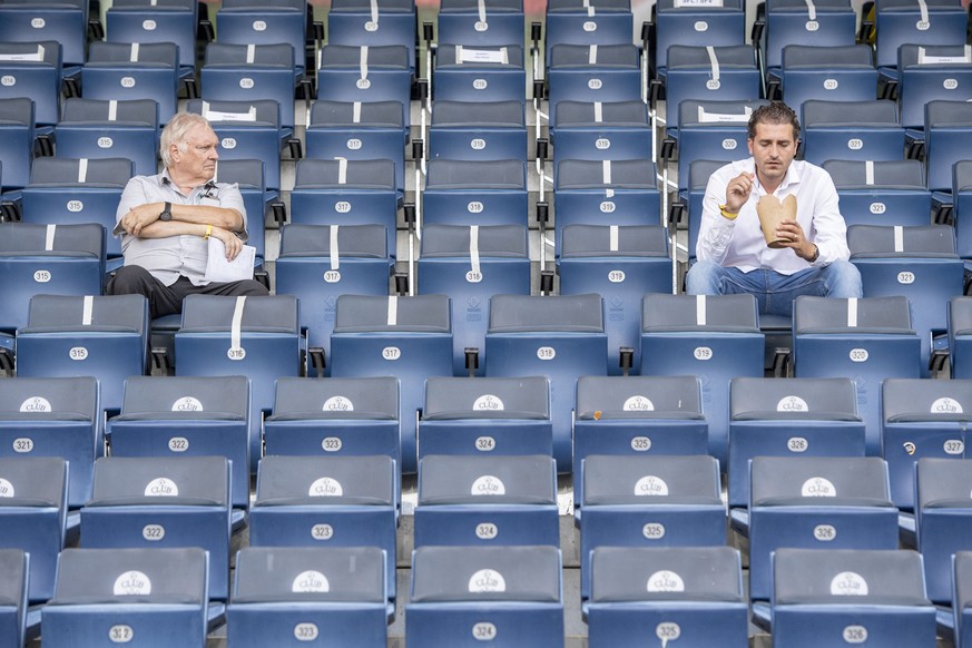 Fussball Fans mit dem noetigen Scherheitsabstand beim Super League Meisterschaftsspiel zwischen dem FC Luzern und dem FC Zuerich vom Freitag, 31. Juli 2020 in Luzern. (KEYSTONE/Urs Flueeler)