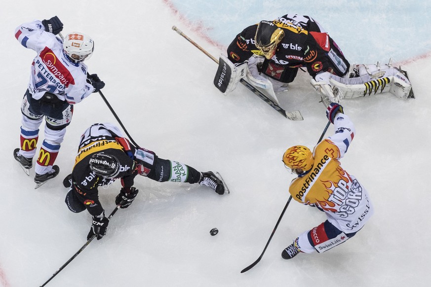 ZSC Topscorer Robert Nilsson, kaempft um den Puck gegen Bern Goalie Leonardo Genoni und Stuermer Gaetan Haas, der Zuercher Fredrik Pettersson steht bereit, von links nach rechts, im Eishockey-Meisters ...