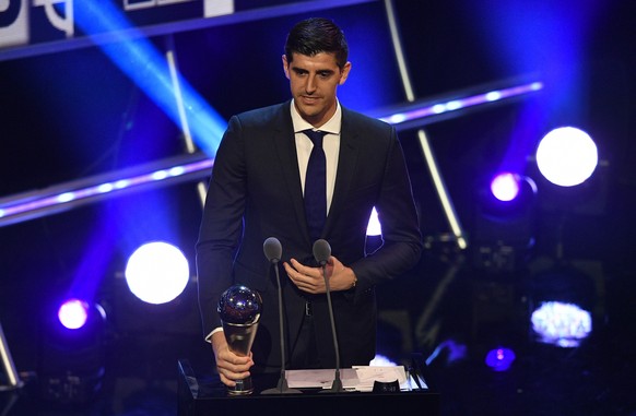 epa07044070 Real Madrid and Belgian national goalkeeper Thibaut Courtois receives the Best FIFA Goalkeeper Award during the Best FIFA Football Awards 2018 in London, Great Britain, 24 September 2018.  ...