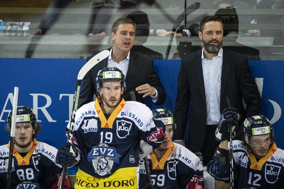 Zugs Sven Senteler, Zugs Brian Flynn, Zugs Cheftrainer Dan Tangnes, Zugs Dario Simion, Zugs Assistenztrainer Josh Holden und Zugs Yannick Zehnder, von links, im fuenften Eishockey Playoff-Halbfinalspi ...