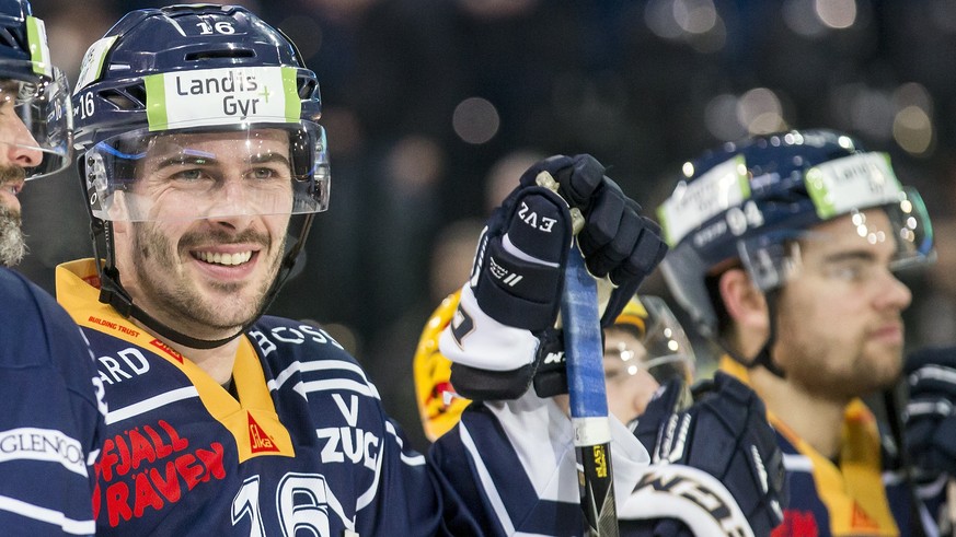 Zugs Josh Holden und Zugs Raphael Diaz, von links, freuen sich ueber den Sieg waehrend dem Eishockey-Meisterschaftsspiel der National League A zwischen dem EV Zug und dem Fribourg-Gotteron am Samstag, ...