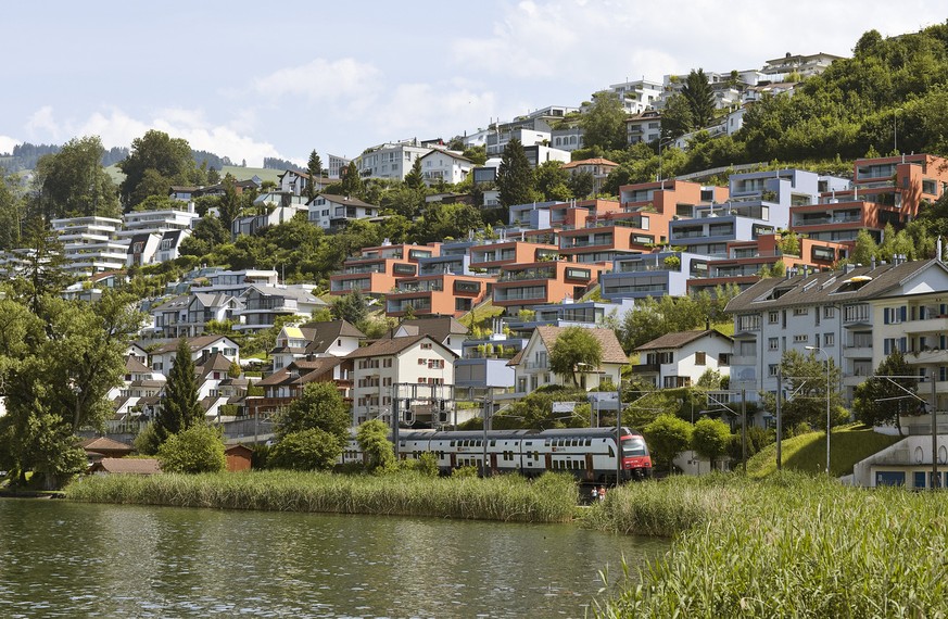 Properties on Lake Zurich in Baech in the canton of Schwyz, Switzerland, pictured on June 18, 2009. (KEYSTONE/Gaetan Bally)

Liegenschaften am Zuerichsee in Baech im Kanton Schwyz, aufgenommen am 18.  ...