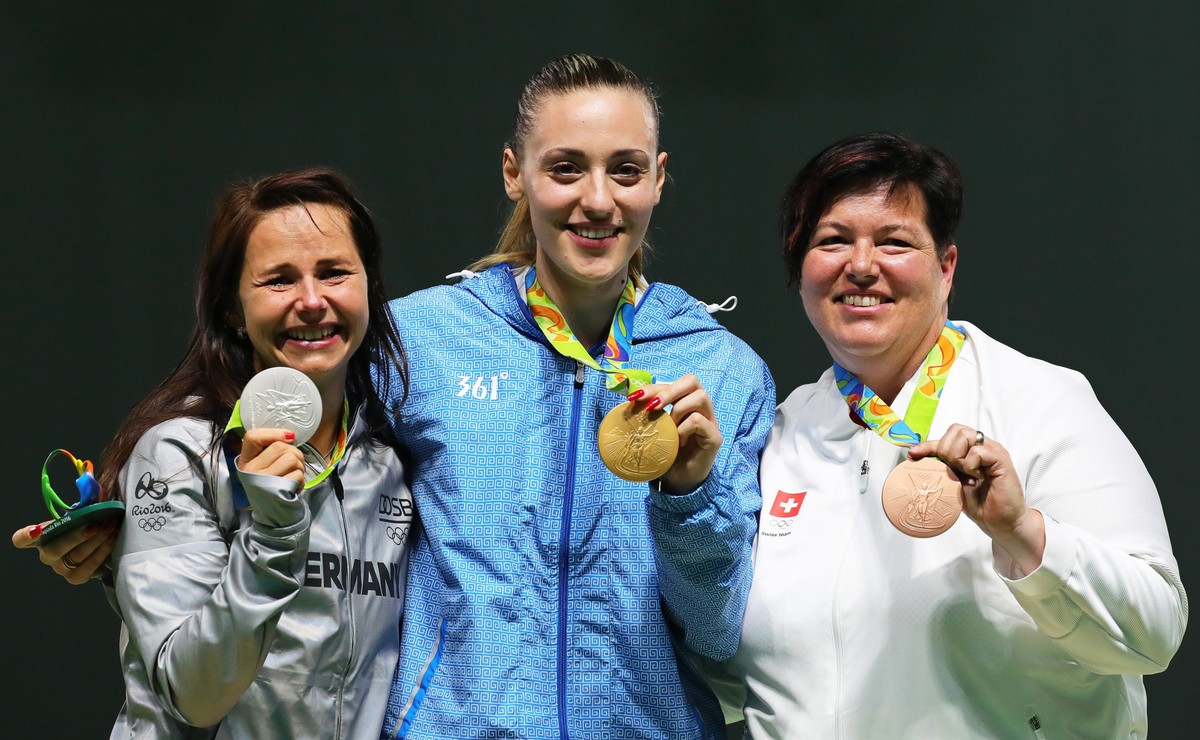 epa05468611 Anna Korakaki (C) of Greece poses with her gold medal on the podium after winning the women's 25m Pistol competition of the Rio 2016 Olympic Games Shooting events at the Olympic Shoot ...