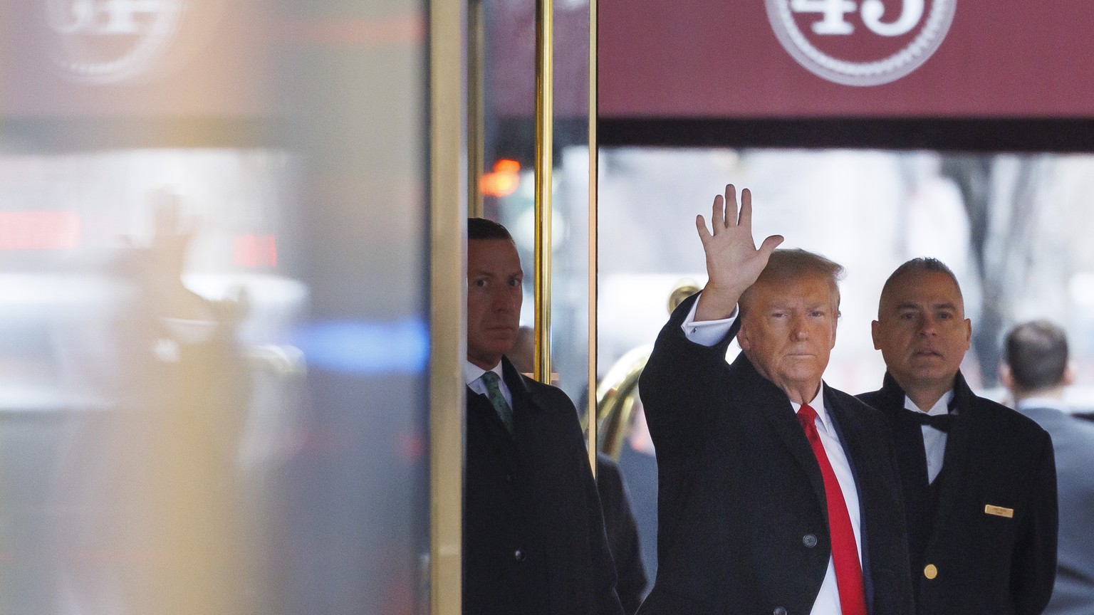 epa11106637 Former US President Donald Trump (C) leaves Trump Tower to attend E. Jean Carroll&#039;s defamation case against him in New York, New York, USA, 26 January 2024. Trump testified in his own ...