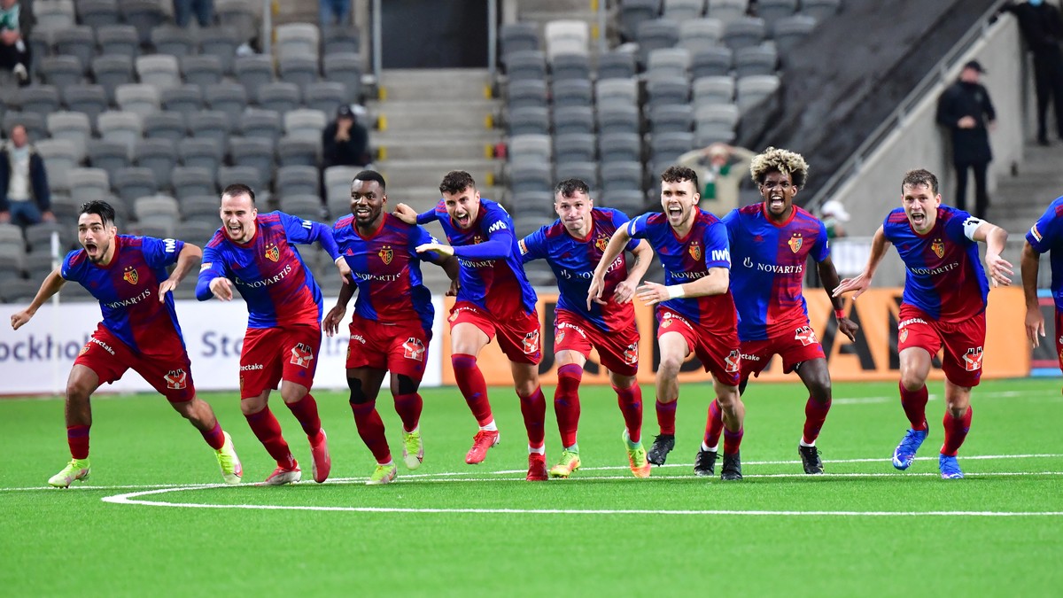 epa09431201 Basel's players celebrate winning against Hammarby IF during the UEFA Conference League second leg play-offs soccer match between Hammarby IF and FC Basel at Tele2 Arena in Stockholm, ...