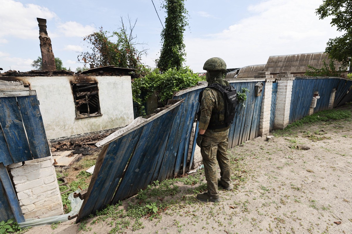 RUSSIA, KHERSON REGION - JULY 14, 2023: An employee of the Russian Investigative Committee visits a house burned down after a Ukrainian military strike on the town of Alyoshki, east of Kherson. Late o ...