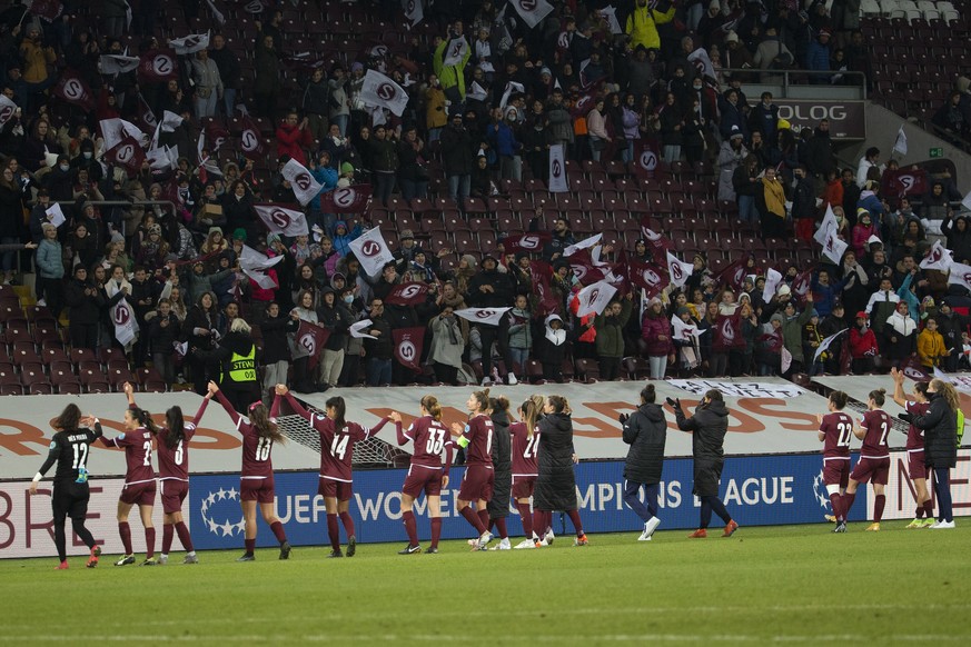 epa09572995 Servette&#039;s players cheer spectators after losing the UEFA Women&#039;s Champions League group A soccer match between Servette FC Chenois Feminin and Chelsea at the Stade de Geneve sta ...