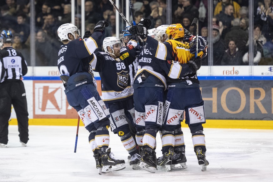 Les joueurs neuchatelois celebrent un but, lors du 1er match de la finale de playoff du championnat suisse de hockey sur glace, Swiss League, entre le HC La Chaux-de-Fonds et le SC Langenthal, ce merc ...