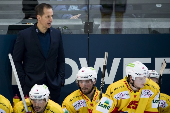 Biels Cheftrainer Antti Toermaenen, links, waehrend dem Eishockey-Meisterschaftsspiel der National League zwischen dem EV Zug und dem EHC Biel, am Freitag, 12. Januar 2018, in der Bosshard Arena in Zu ...