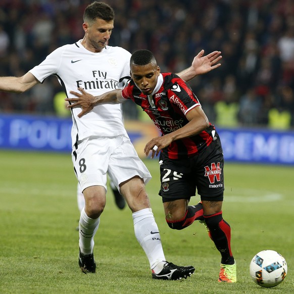 epa05937921 Dalbert Henrique of OGC Nice (R) vies for the ball with Thiago Motta of Paris Saint Germain (L) during the French Ligue 1 soccer match, OGC Nice vs Paris Saint Germain, at the Allianz Rivi ...