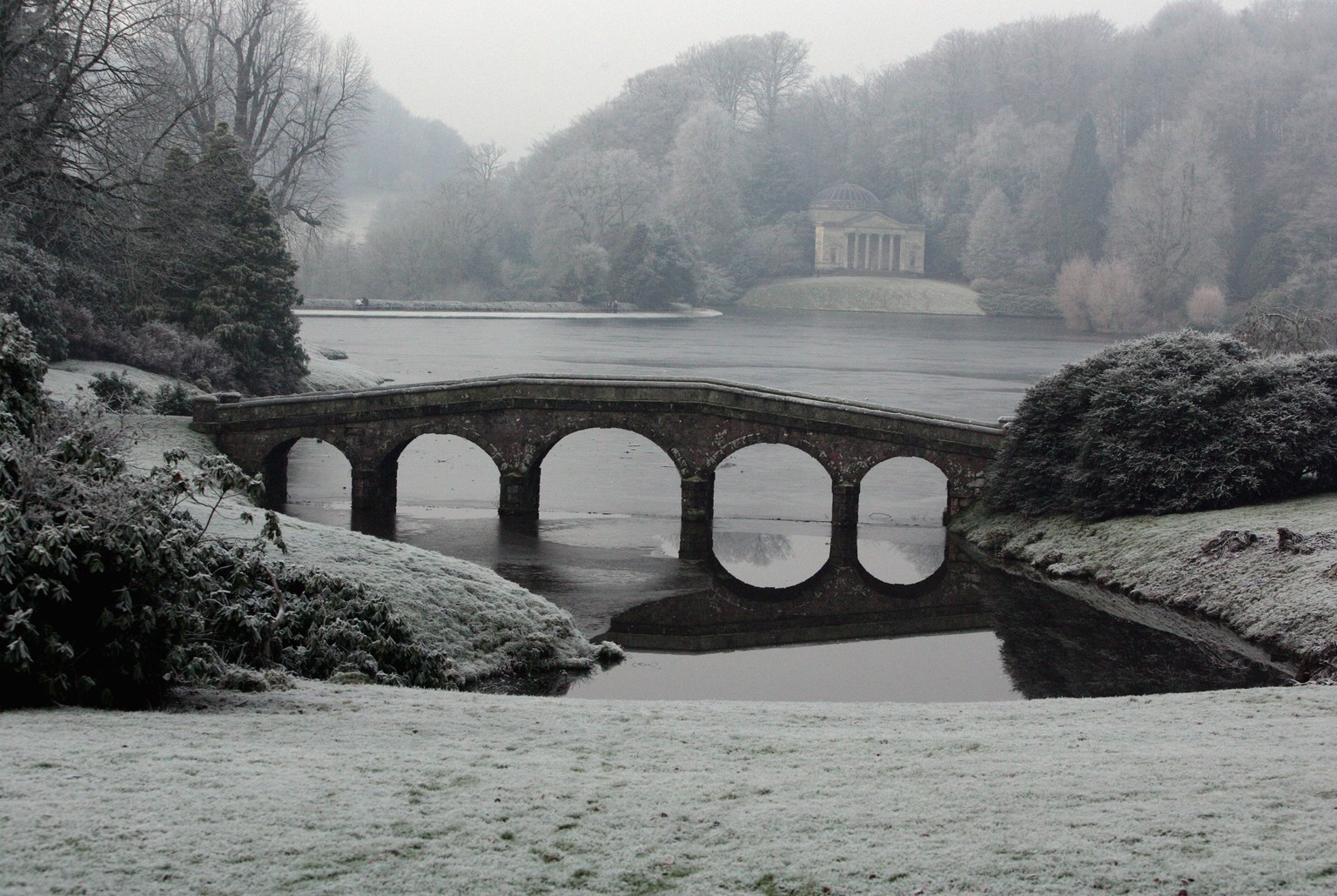 Selbst die perfekten englischen Parks, hier in&nbsp;Stourhead, sehen halbgefroren noch schöner aus.