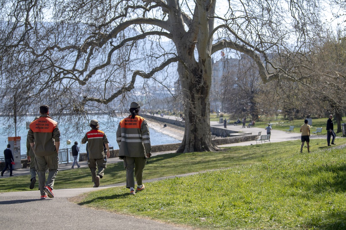 Des membres de la protection civile (PC) patrouillent autour de la Rade de Geneve pour controler l'eloignement social et afin d'empecher le rassemblement de plus de 5 personnes, pendant l  ...