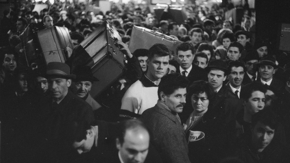 Italiener reisen vom Zürcher Hauptbahnhof im Dezember 1962 über Weihnachten nach Hause. 
(Bild: Comet Photo)