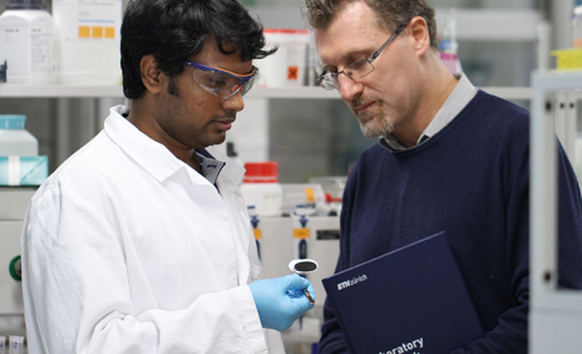 Raffaele Mezzenga (r.) und Sreenath Bolisetty begutachten im Labor eine Probe ihrer neuartigen Filtermembran.&nbsp;