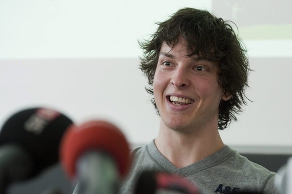 Kevin Loetscher, Eishockeyspieler des SC Bern spricht an einer Medienkonferenz, am Donnerstag 1. September 2011, in Bern. Loetscher wurde am 14. Mai 2011 bei einem Autounfall schwer verletzt und befan ...