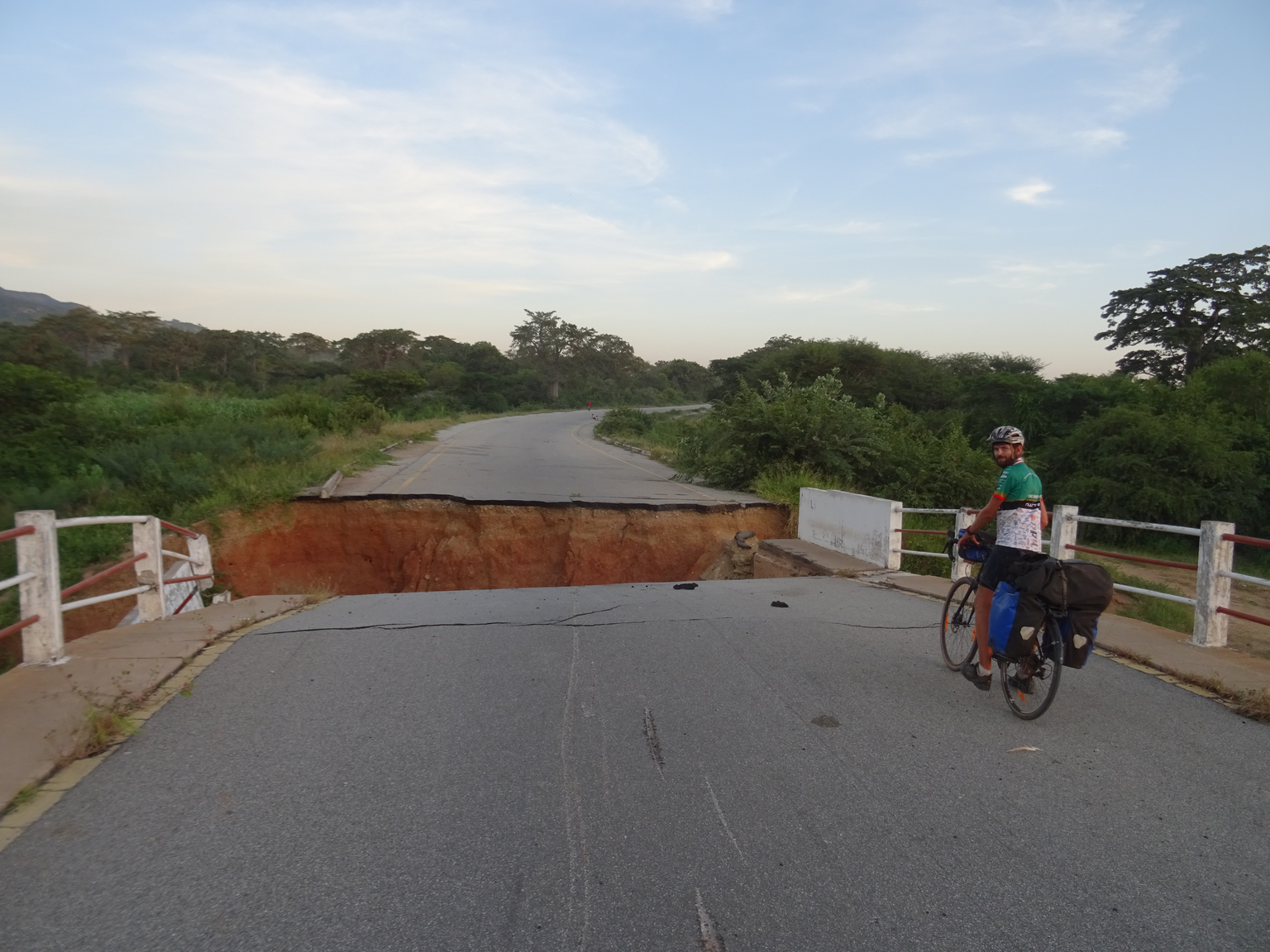 Bild 35
Angola, Chongoroi (02.03.2020):
Als wir in Angola eine Umfahrung bewusst missachteten, fanden wir uns vor dieser Herausforderung wieder. Die Brücke ist an einem Ende unterspült worden und ist  ...
