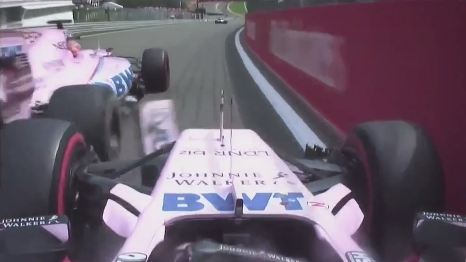 Perez drückt Ocon in Spa beinahe in die Absperrmauer – und das gleich zweimal.