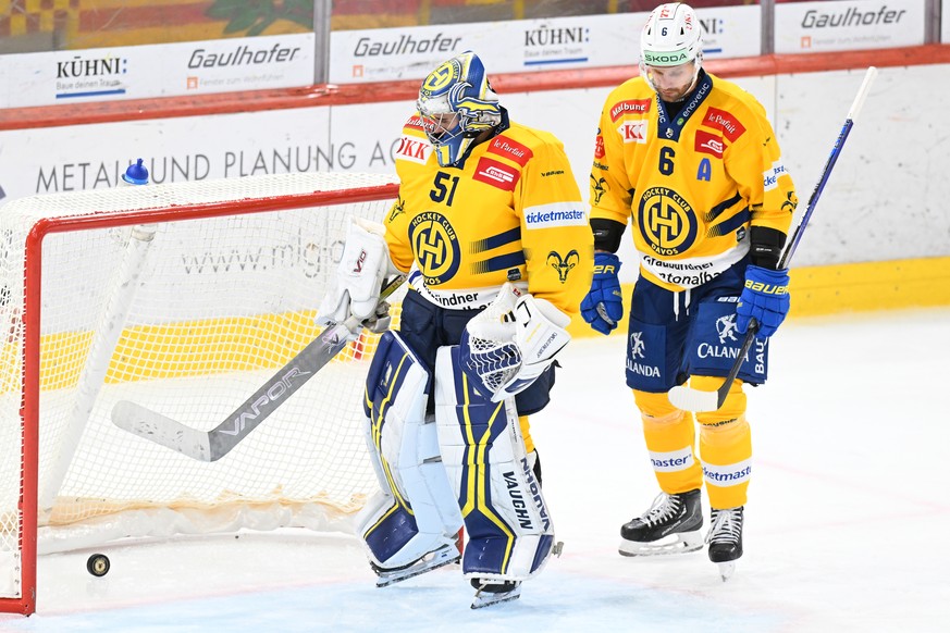 Davos Goalie Luca Holenstein, links, und Klas Dahlbeck, mit gesenktem Kopf, beim Eishockey-Qualifikationsspiel der National League zwischen den SCL Tigers und dem HC Davos, am Dienstag, 24. September  ...