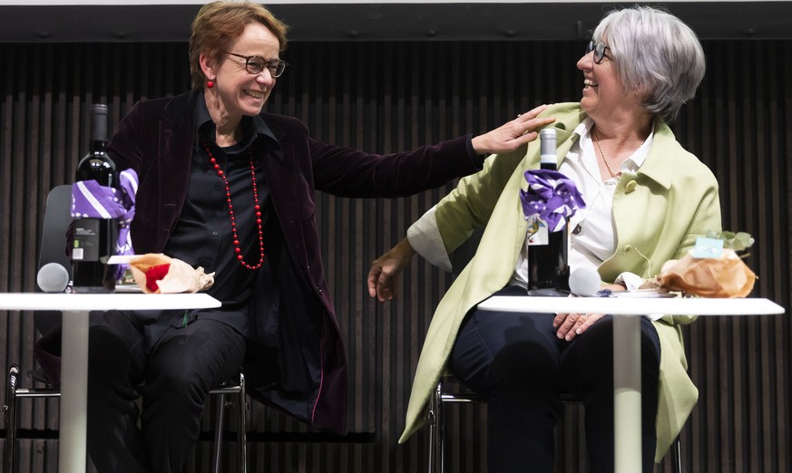 Bundesratskandidatin Eva Herzog, Staenderaetin SP-BS, links, und Bundesratskandidatin Elisabeth Baume-Schneider, Staenderaetin SP-JU, am Ende des Hearings der Bundesratskandidatinnen waehrend der Dele ...