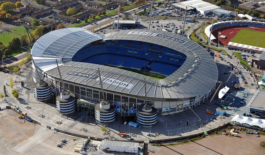 Vogelansicht des Etihad Stadiums: Der umgebaute South Stand links, der North Stand rechts.