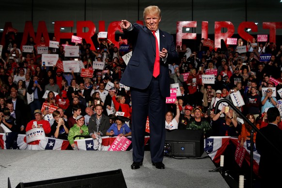 Republican presidential nominee Donald Trump appears at a campaign rally in Warren, Michigan U.S. October 31, 2016. REUTERS/Carlo Allegri