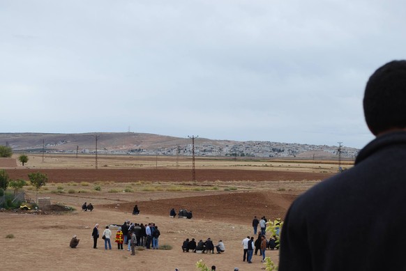 Kurden beobachten Kobane. Blick vom Dach der Moschee in&nbsp;Çaykara bei&nbsp;&nbsp;Suruç.