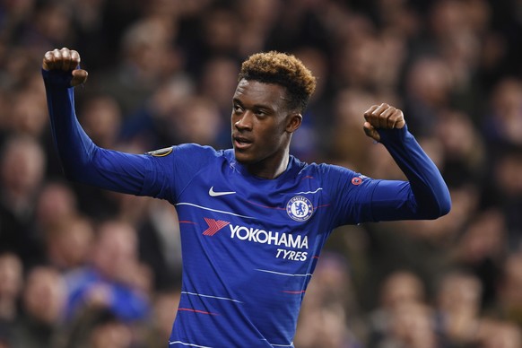 epa07198410 Chelsea&#039;s Callum Hudson-Odoi celebrates after scoring against PAOK during the UEFA Europa League Group L soccer match between Chelsea and PAOK in Stamford Bridge, London, Britain, 29  ...