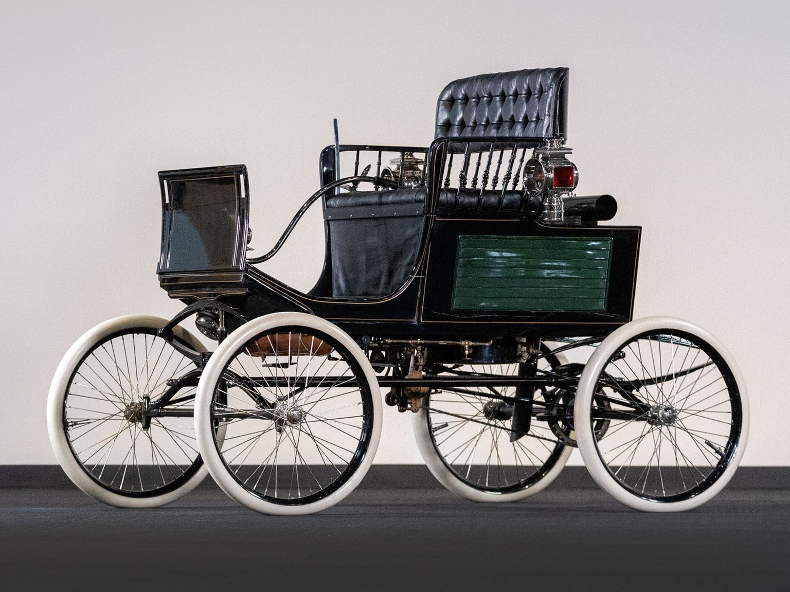1899 Locomobile Style 1 Stanhope

34.4ci Single Expansion Steam Twin
3½ bhp
Direct Drive
Live Axles with Elliptical Leaf Rear Springs and an Elliptical Lear Transverse Front Spring
Foot-operated mecha ...