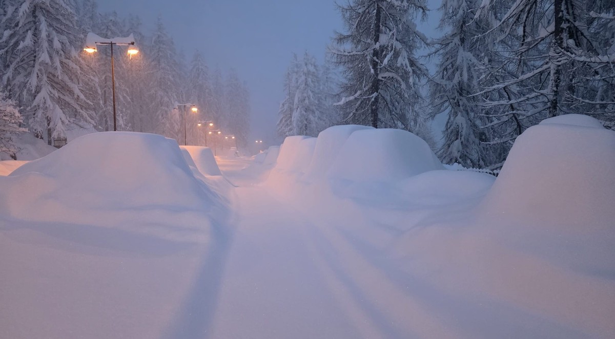 Ein tief verschneiter Parkplatz in Bosco Gurin TI.