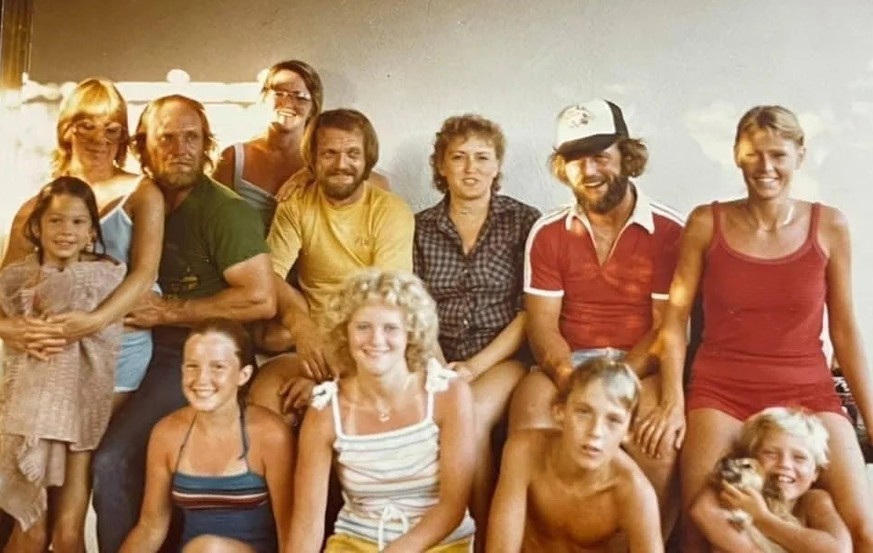 Some of my faily in the late 70s. 

https://www.reddit.com/r/OldSchoolCool/comments/18lern8/some_of_my_family_photos_from_the_late_1970s/