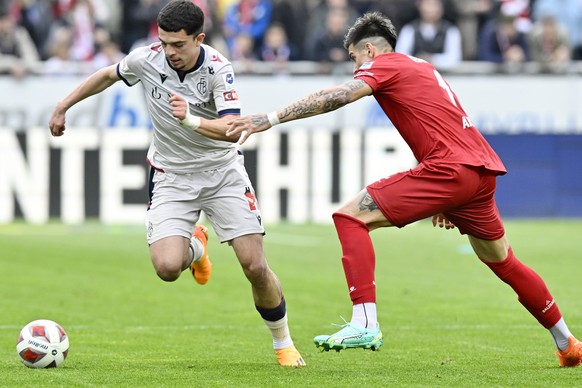 Der Winterthurer Joaquin Ardaiz, rechts, gegen den Basler Zeki Amdouni, rechts, beim Fussballspiel der Super League FC Winterthur - FC Basel im Stadion Schuetzenwiese in Winterhur am Sonntag, 30. Apri ...