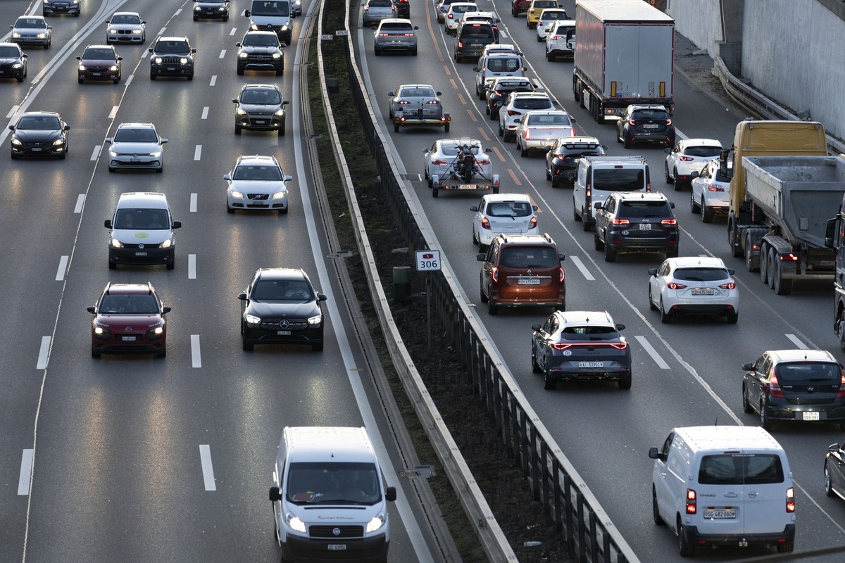 Ein Stau auf der Autobahn A1 vor Wallisellen in Richtung Zuerich, aufgenommen waehrend des Abendverkehrs am Dienstag, 6. Februar 2024 in Wallisellen. (KEYSTONE/Gaetan Bally)