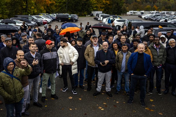 Uber and taxi drivers gather to strike at Albisguetli, on Monday, October 20, 2025, in Zurich, Switzerland. Drivers of the US ride-hailing service Uber and other drivers strike as they gather for a pr ...