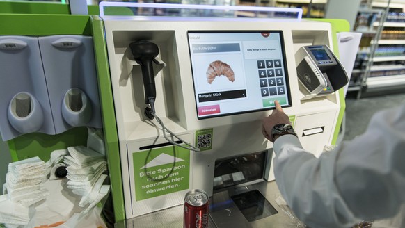 Self checkout at Coop Sihlcity in Zurich, pictured on January 29, 2015. (KEYSTONE/Christian Beutler)

Self Checkout im Coop Sihlcity am 29. Januar 2015 in Zuerich. (KEYSTONE/Christian Beutler)