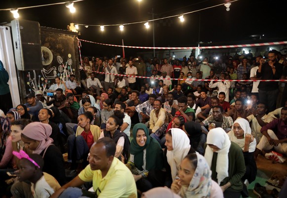 epa07596053 Young Sudanese attend a cultural event at al- Mastaba space which a group of youth cleaned and rehabilitated after it was full of trash, at the sit-in site near the military headquarters i ...