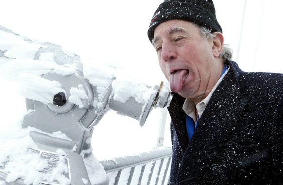 epa08150839 (FILE) - British Terry Jones of Monty Pythons Flying Circus risks to freeze his tongue at a telescope on mount Titlis, 3028 meters over sea level, near Lucerne, Switzerland, 05 May 2005. A ...