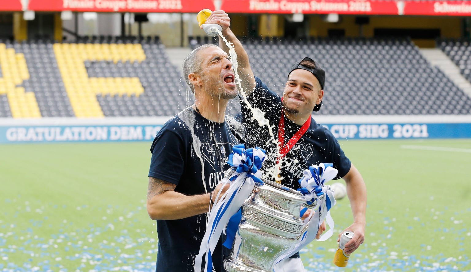 Foto Manuel Geisser 24.05.2021 Bern : Wankdorf Stadion Bern Saison 2020/2021 Herren Fussball Schweizer Cup Final FC St.Gallen - FC Luzern Bierdusche für Trainer Fabio Celestini von Filip Ugrinic FC Lu ...