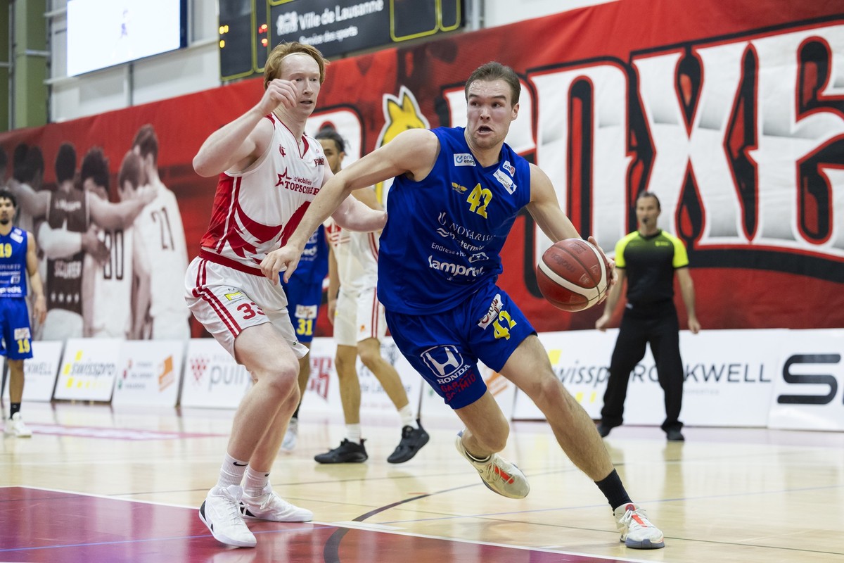 Le top scorer vaudois Leo O'Boyle, gauche, lutte pour le ballon avec le joueur balois Keegan Records, droite, lors de l'acte 2 des quarts de finale des play-off de SBL (Swiss Basketball leag ...