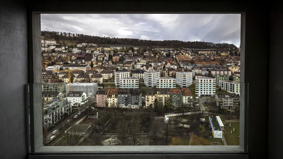 Der Ausblick auf Wipkingen aus einer Wohnung der neuen staedtischen Wohnsiedlung Tramdepot Hard, waehrend eines Medienrundgangs, am Dienstag, 7. Januar 2025 in Zuerich. Beim Escher-Wyss-Platz entsteht ...